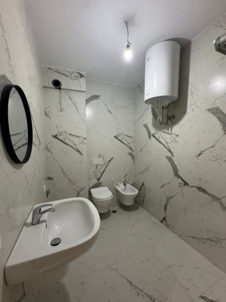 Shitet apartament 2+1+Parkim  290.000 €  (KAFE Flora)