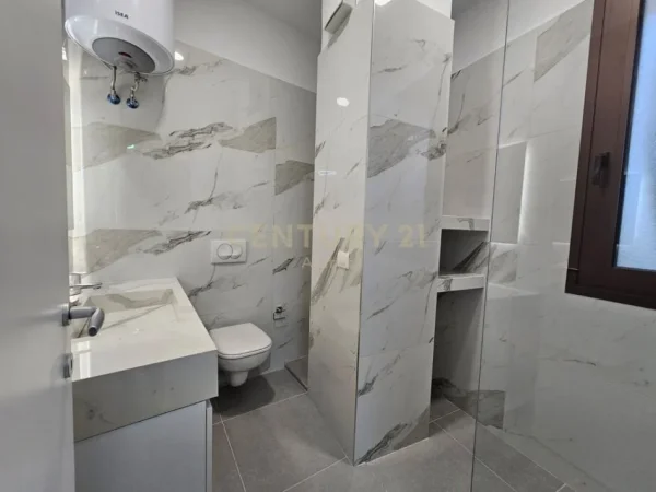 Tirane, jepet me qera apartament 2+1+Ballkon Kati 7, 120 m² 1.500 € (Rr. Barrikadave)