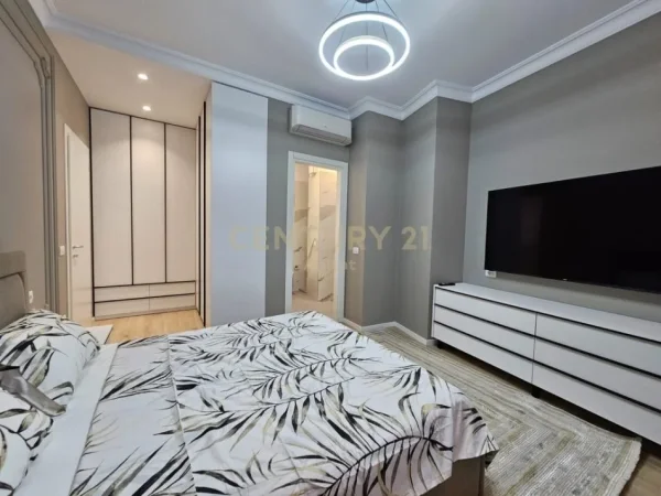 Tirane, jepet me qera apartament 2+1+Ballkon Kati 7, 120 m² 1.500 € (Rr. Barrikadave)