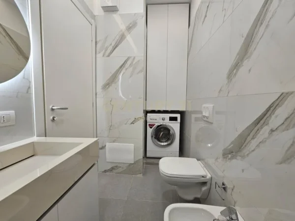 Tirane, jepet me qera apartament 2+1+Ballkon Kati 7, 120 m² 1.500 € (Rr. Barrikadave)