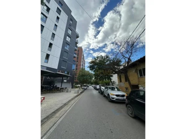 Tirane, jepet me qera ambjent biznesi , 298 m² 5.000 € 