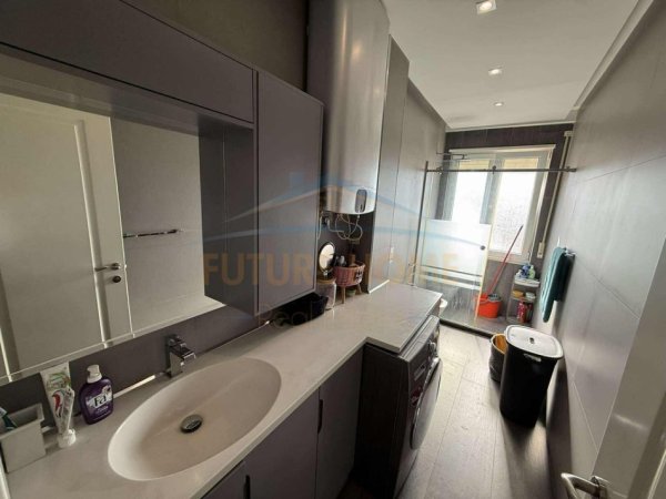 Tirane, jepet me qera 2+1 Kati 3, 106 m² (Fresk)