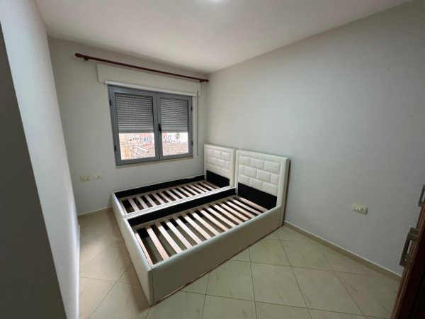 Tirane, jepet me qera apartament 2+1+2 Kati 3, 100 m² 600 € (Selvia)