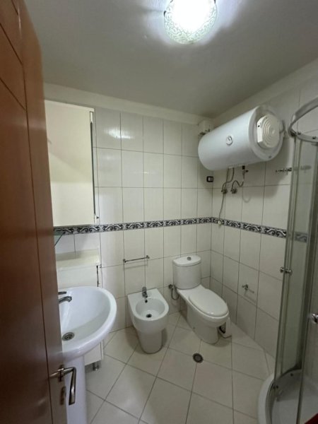 Tirane, jepet me qera apartament 2+1+2 Kati 3, 100 m² 600 € (Selvia)