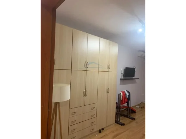 Tirane, jepet me qera apartament 2+1+Aneks+Ballkon Kati 3, 102 m² 550 € (YZBERISHT)
