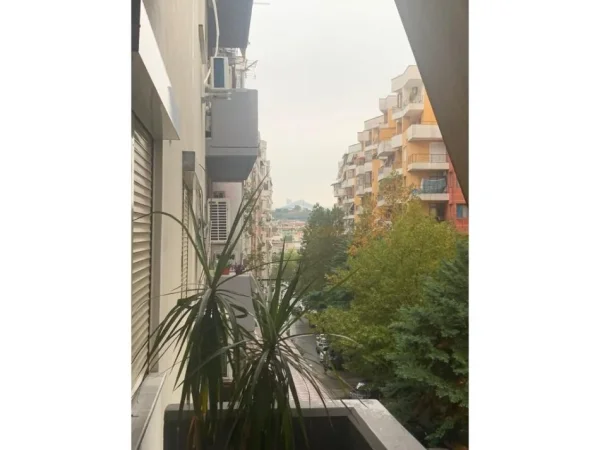 Tirane, jepet me qera apartament 2+1+Aneks+Ballkon Kati 3, 102 m² 550 € (YZBERISHT)