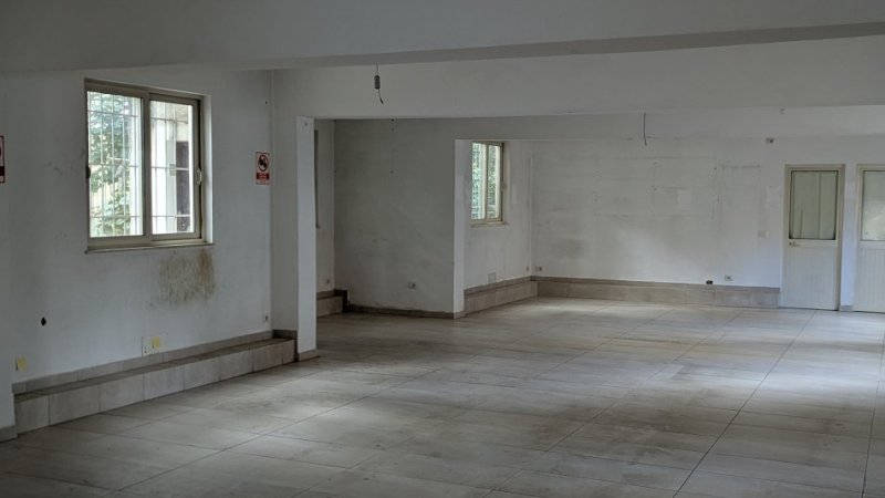 Tirane, jepet me qera ambjent biznesi Kati 0, 132 m² 1.550 € (Rruga Islam Alla)