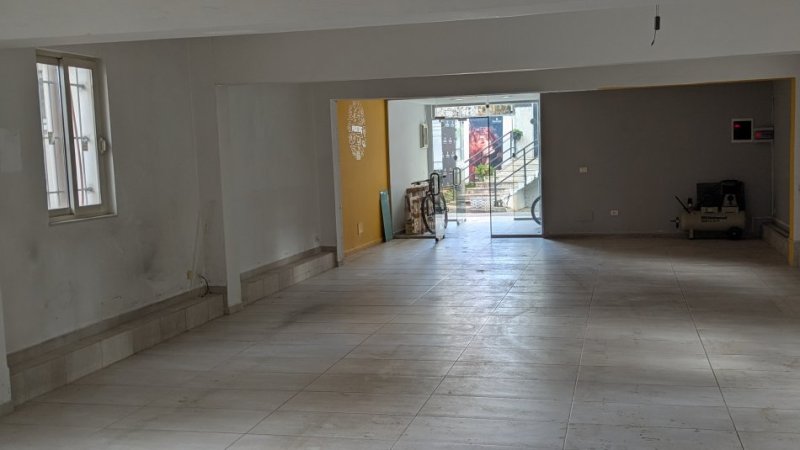 Tirane, jepet me qera ambjent biznesi Kati 0, 132 m² 1.550 € (Rruga Islam Alla)