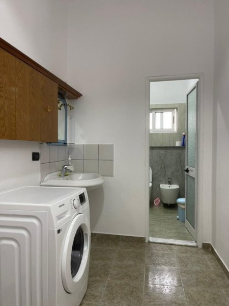 Tirane, jepet me qera apartament 2+1+Ballkon Kati 2, 110 m² 400 € (Rruga Myslym Keta)