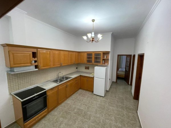 Tirane, jepet me qera apartament 2+1+Ballkon Kati 2, 110 m² 400 € (Rruga Myslym Keta)