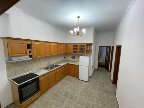 Tirane, jepet me qera apartament 2+1+Ballkon Kati 2, 110 m² 400 € (Rruga Myslym Keta)