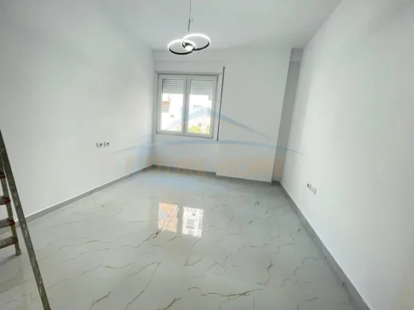 Tirane, jepet me qera ambjent biznesi Kati 1, 90 m² 500 € 