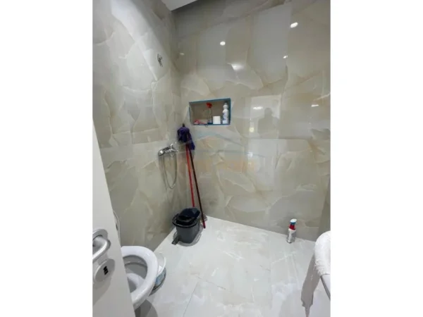 Tirane, jepet me qera ambjent biznesi Kati 1, 90 m² 500 € 