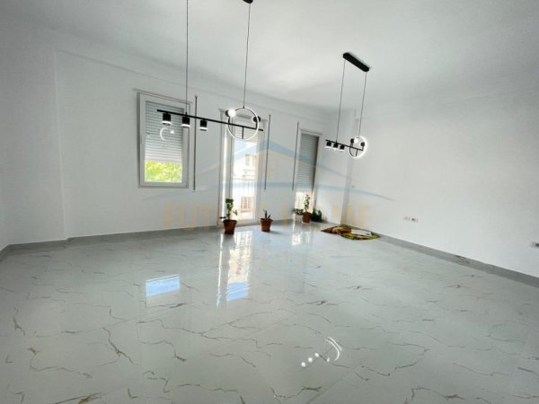 Tirane, jepet me qera ambjent biznesi Kati 1, 90 m² 500 € 