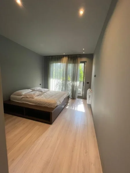 Tirane, jepet me qera apartament 2+1+Ballkon Kati 7, 105 m² 2.500 € (Lion Park)