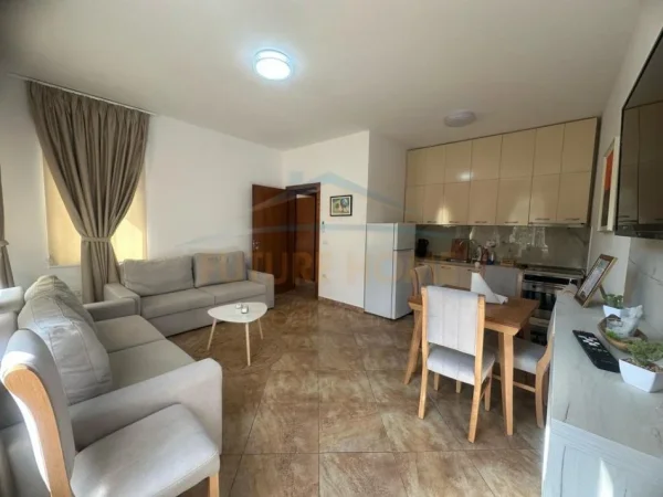 Tirane, jepet me qera ambjent biznesi , 658 m² 6.000 € 