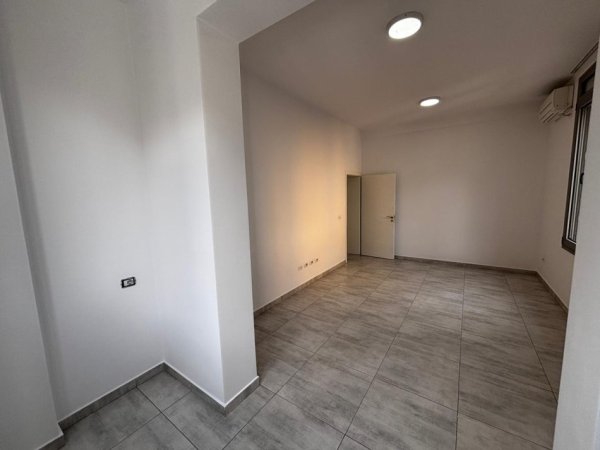 Tirane, jepet me qera zyre Kati 2, 75 m² 500 € (Medreseja/Rr.e Dibres)