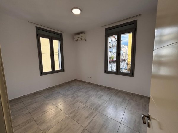 Tirane, jepet me qera zyre Kati 2, 75 m² 500 € (Medreseja/Rr.e Dibres)