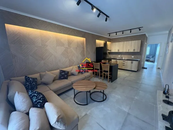 Vlore, jepet me qera apartament 2+1+Ballkon Kati 6, 95 m² 500 € (Rruga 7 Nëntori)