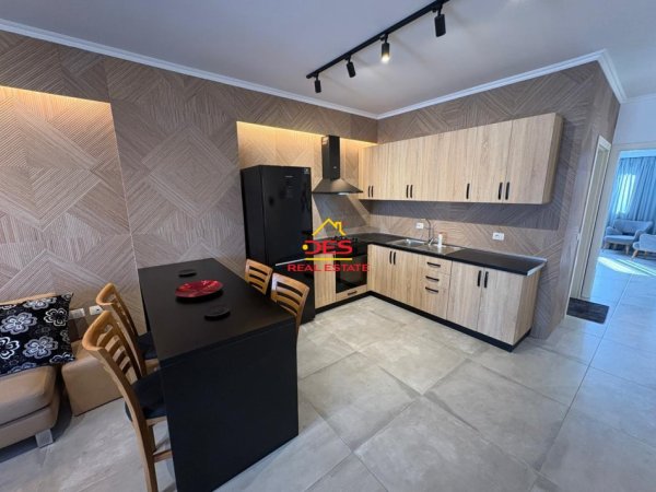 Vlore, jepet me qera apartament 2+1+Ballkon Kati 6, 95 m² 500 € (Rruga 7 Nëntori)