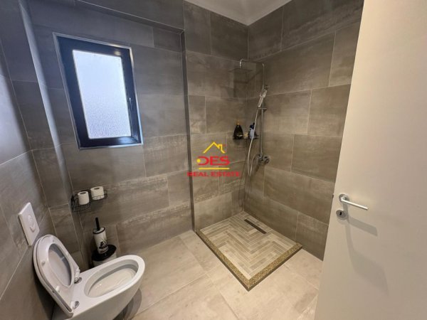 Vlore, jepet me qera apartament 2+1+Ballkon Kati 6, 95 m² 500 € (Rruga 7 Nëntori)