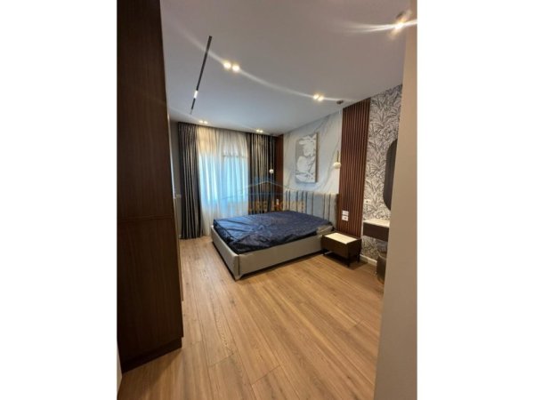 Tirane, jepet me qera apartament 2+1+Ballkon Kati 4, 125 m² 1.500 € (Qender)