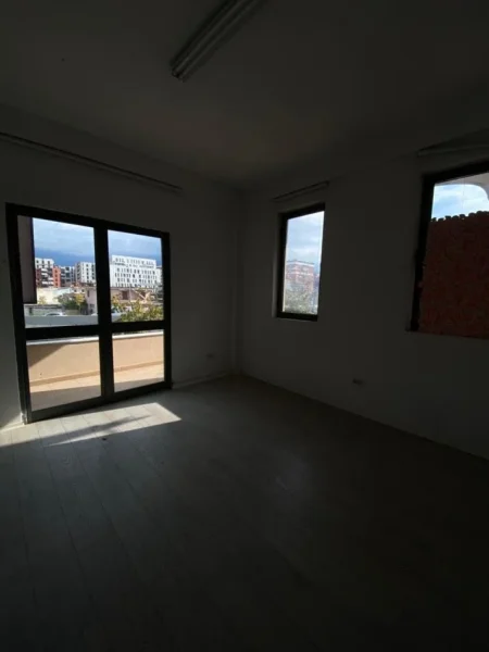 Tirane, jepet me qera ambjent biznesi Kati 1, 210 m² 1.500 € (Astir)
