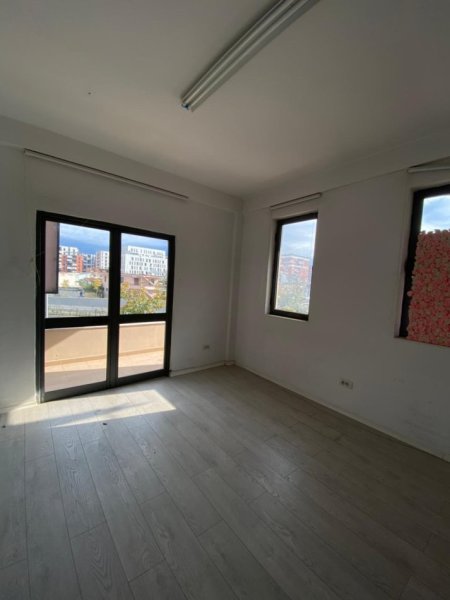 Tirane, jepet me qera ambjent biznesi Kati 1, 210 m² 1.500 € (Astir)