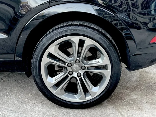 Tirane, shes makine Audi Q3 Technik Benzin, e zeze automatik Klima 215.000 km 12.900 €