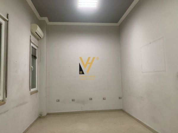 Tirane, jepet me qera zyre Kati 0, 28 m² 400 € (ALI DEMI)