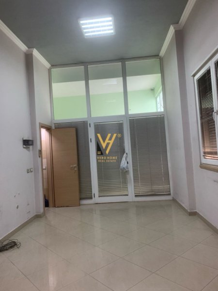 Tirane, jepet me qera zyre Kati 0, 28 m² 400 € (ALI DEMI)