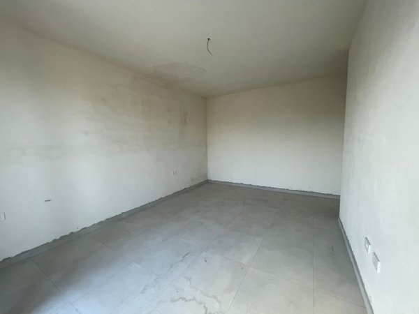 Tirane, shitet apartament 2+1+Ballkon Kati 5, 122 m² 118.840 € (Kamez Rruga Berisha)