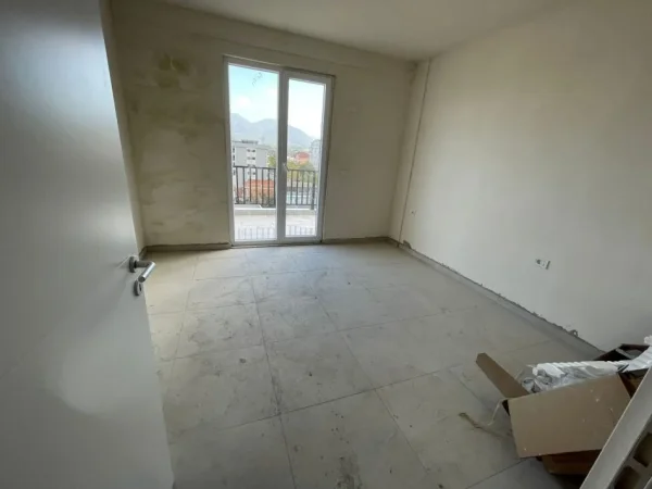 Tirane, shitet apartament 2+1+Ballkon Kati 5, 122 m² 118.840 € (Kamez Rruga Berisha)