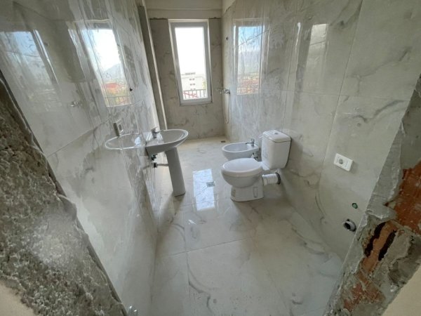 Tirane, shitet apartament 2+1+Ballkon Kati 5, 122 m² 118.840 € (Kamez Rruga Berisha)