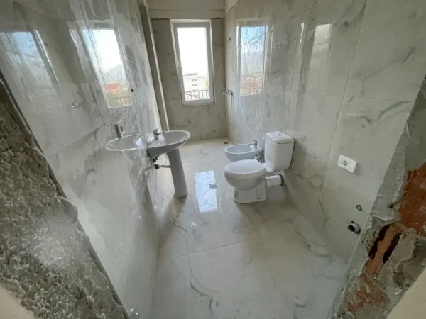 Tirane, shitet apartament 2+1+Ballkon Kati 5, 122 m² 118.840 € (Kamez Rruga Berisha)