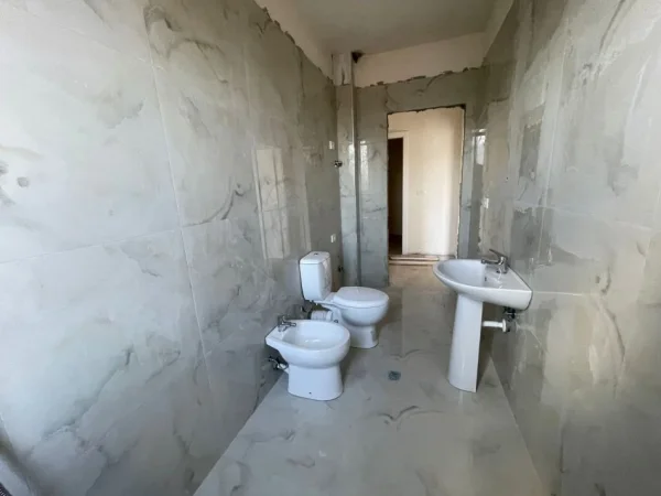 Tirane, shitet apartament 2+1+Ballkon Kati 5, 122 m² 118.840 € (Kamez Rruga Berisha)