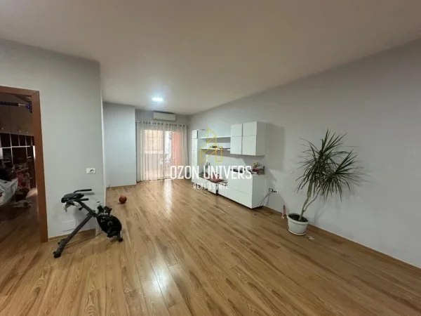 Tirane, jepet me qera apartament 2+1+Ballkon Kati 3, 101 m² 550 € (Rruga Joklin Persi, Yzberisht)