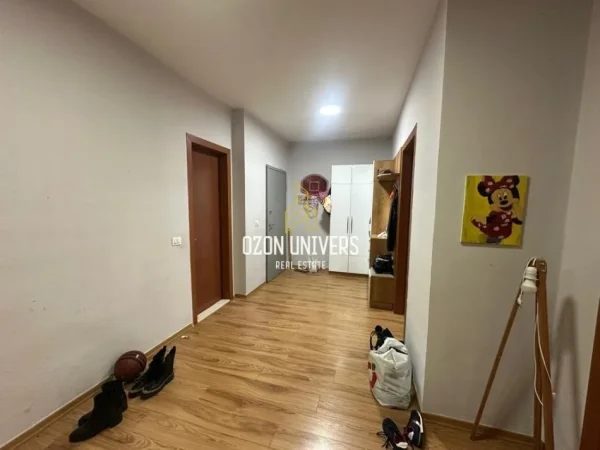 Tirane, jepet me qera apartament 2+1+Ballkon Kati 3, 101 m² 550 € (Rruga Joklin Persi, Yzberisht)