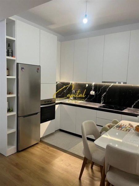 Tirane, jepet me qera apartament 1+1 Kati 2, 65 m² 450 € (ALI DEMI)