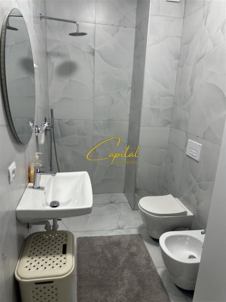 Tirane, jepet me qera apartament 1+1 Kati 2, 65 m² 450 € (ALI DEMI)