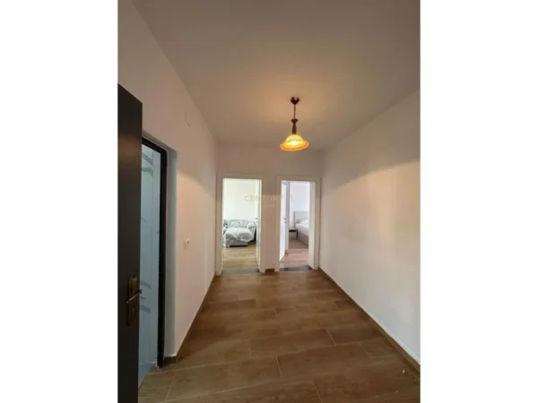 Tirane, jepet me qera apartament 1+1 Kati 4, 70 m² 420 € (Shkolla e Bashkuar)