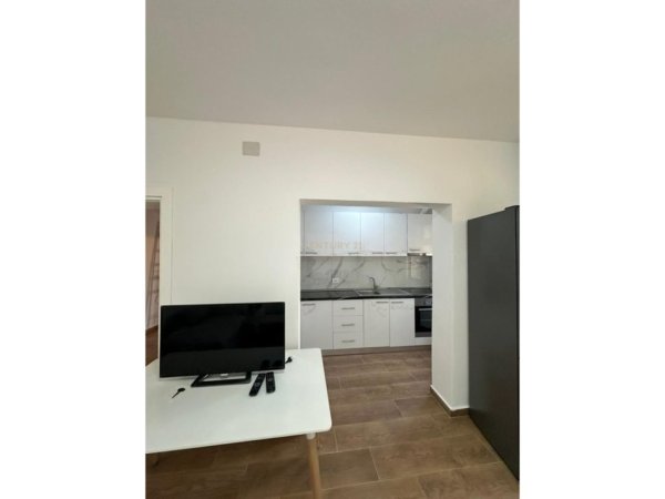Tirane, jepet me qera apartament 1+1 Kati 4, 70 m² 420 € (Shkolla e Bashkuar)