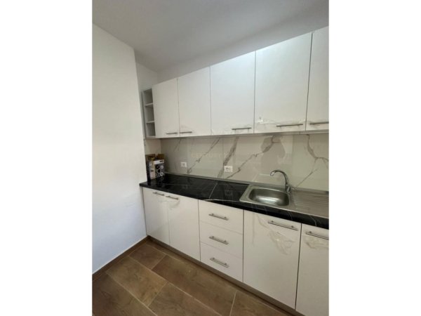 Tirane, jepet me qera apartament 1+1 Kati 4, 70 m² 420 € (Shkolla e Bashkuar)
