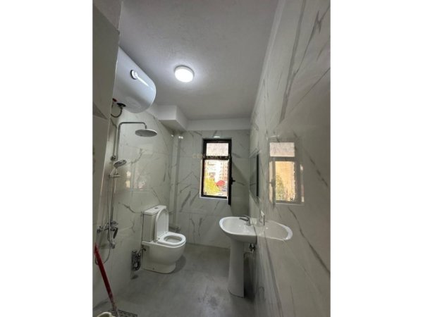 Tirane, jepet me qera apartament 1+1 Kati 4, 70 m² 420 € (Shkolla e Bashkuar)