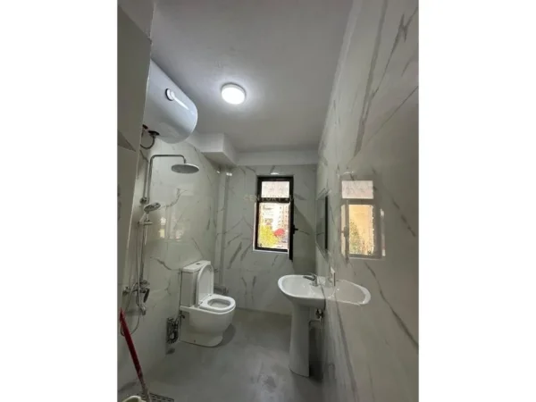 Tirane, jepet me qera apartament 1+1 Kati 4, 70 m² 420 € (Shkolla e Bashkuar)