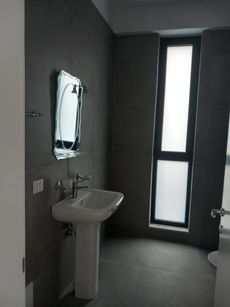 Tirane, jepet me qera zyre Kati 4, 127 m² 1.000 € (Myslym Shyri)