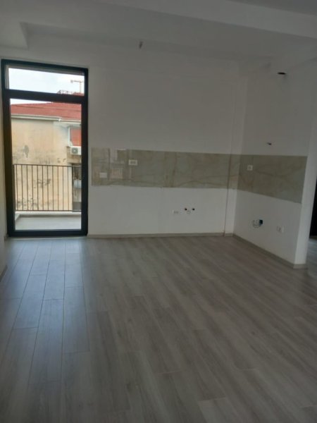 Tirane, jepet me qera zyre Kati 4, 127 m² 1.000 € (Myslym Shyri)