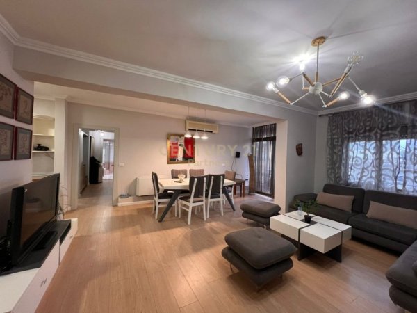 Tirane, jap me qera apartament 3+1+Ballkon Kati 6, 126 m² 1.100 € (Sheshi Skenderbej)
