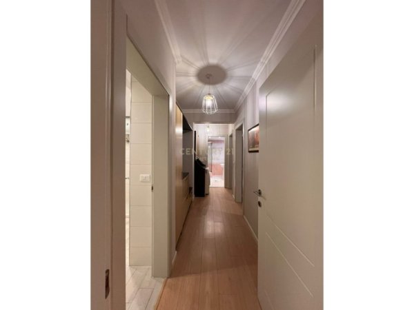 Tirane, jap me qera apartament 3+1+Ballkon Kati 6, 126 m² 1.100 € (Sheshi Skenderbej)