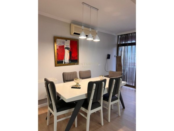 Tirane, jap me qera apartament 3+1+Ballkon Kati 6, 126 m² 1.100 € (Sheshi Skenderbej)